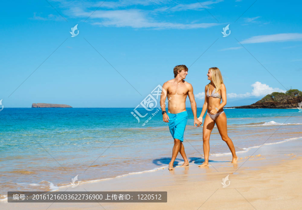 熱帶海灘上的年輕情侶