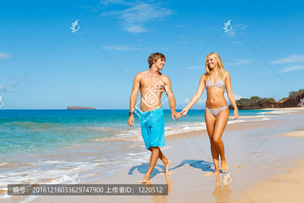 熱帶海灘上的年輕情侶