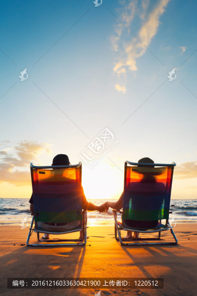 快樂的浪漫情侶在海灘上享受美麗的日落