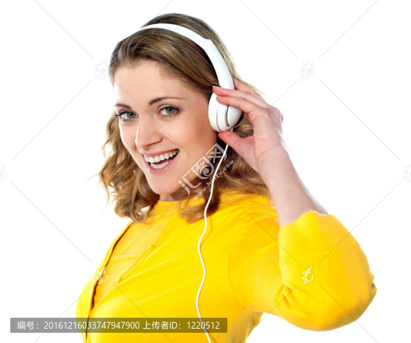 美麗的年輕女子與耳機(jī)聽(tīng)音樂(lè)