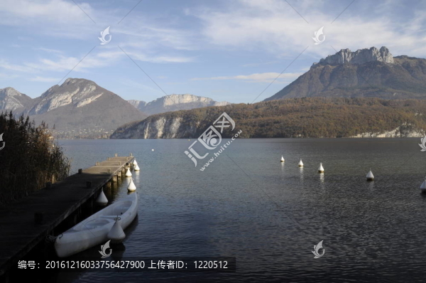 阿訥西湖和山；近浮船