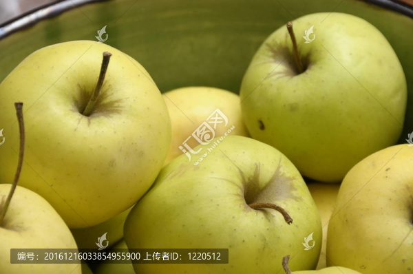 綠碗里的金黃綠蘋果