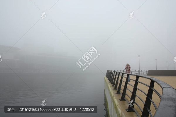 游客在霧中拍照