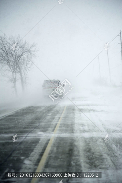 貨車駛過(guò)暴風(fēng)雪