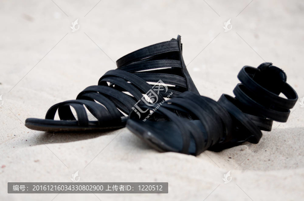 夏日婦女涼鞋在沙灘上