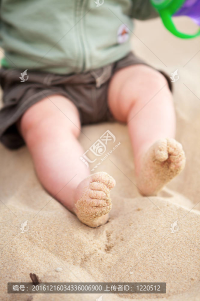 沙灘沙灘上的寶貝腳