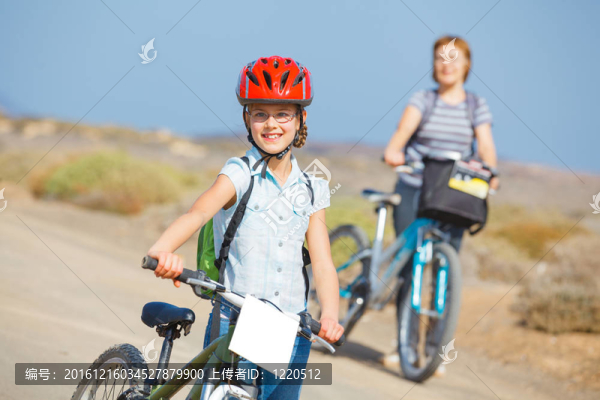 女孩和奶奶騎自行車(chē)