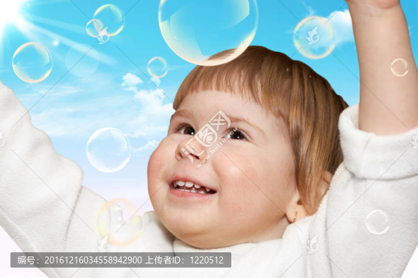 大自然中的小女孩