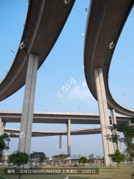 平行的高速公路