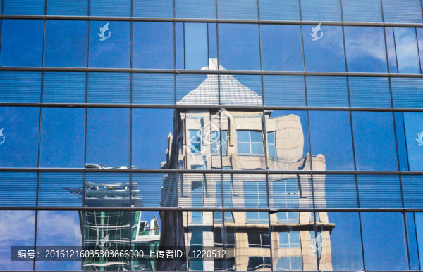 現(xiàn)代建筑鏡像窗反射的建筑
