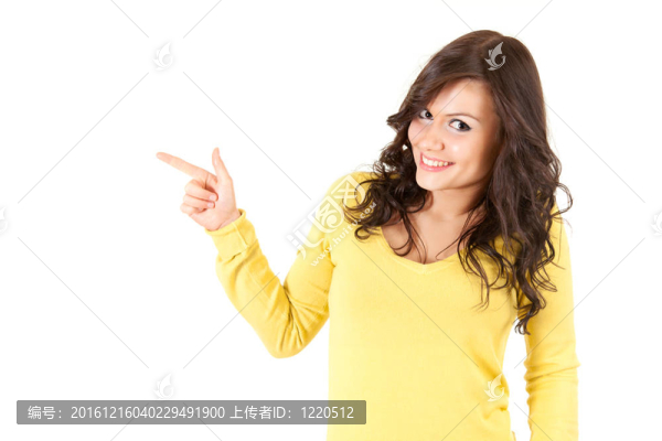 歡快的年輕女子指著；白色背景
