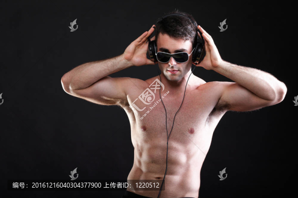 帥哥聽(tīng)音樂(lè)耳機(jī)