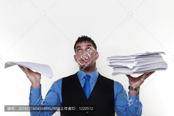 商人穿著襯衫和領帶在腰間外套