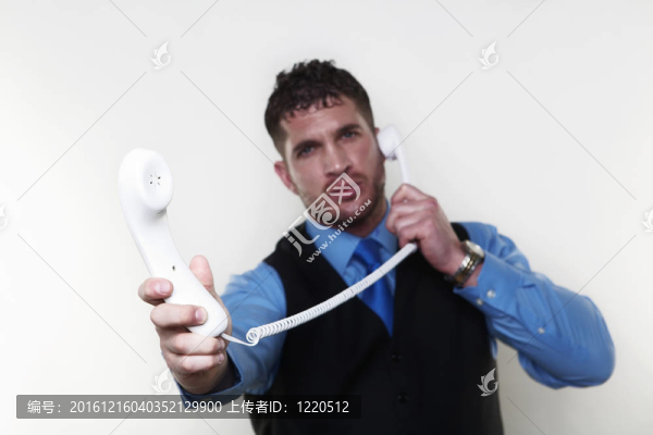 商人穿著襯衫和領(lǐng)帶在腰間外套