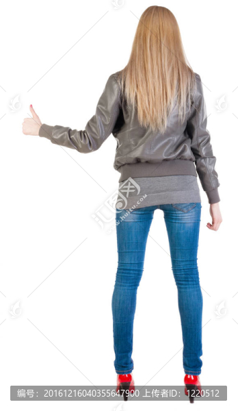 站在后面的年輕金發(fā)女子顯示拇指