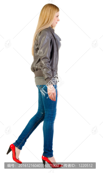 行走的金發(fā)女孩。