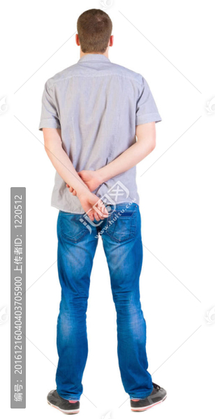 穿著襯衫和牛仔褲的年輕人的背影。