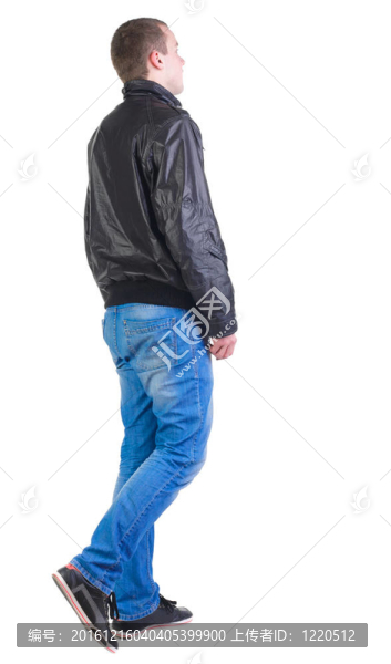 背部行走的英俊男子在夾克。
