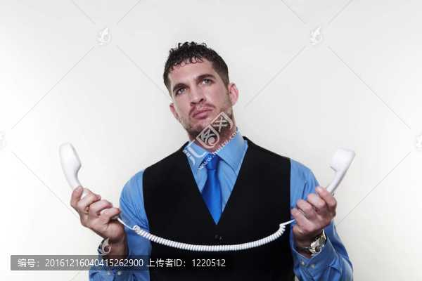 商人穿著襯衫和領帶在腰間外套