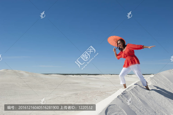 沙丘上的女子舞蹈與平衡