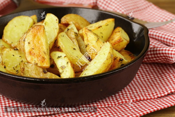 鮮土豆在鍋里煎