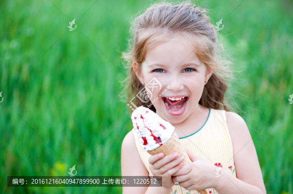 漂亮的小女孩吃冰淇淋