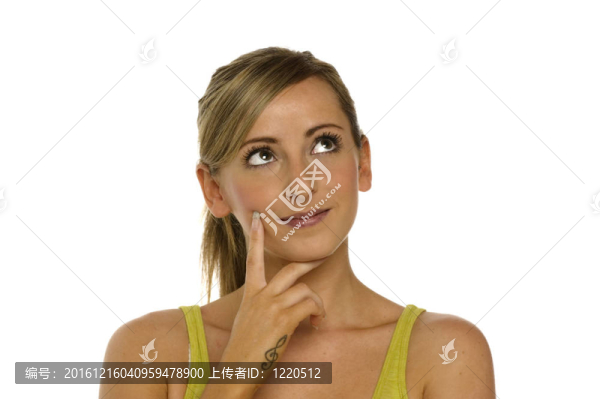 白人背景下孤立的年輕女子
