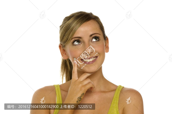 白人背景下孤立的年輕女子