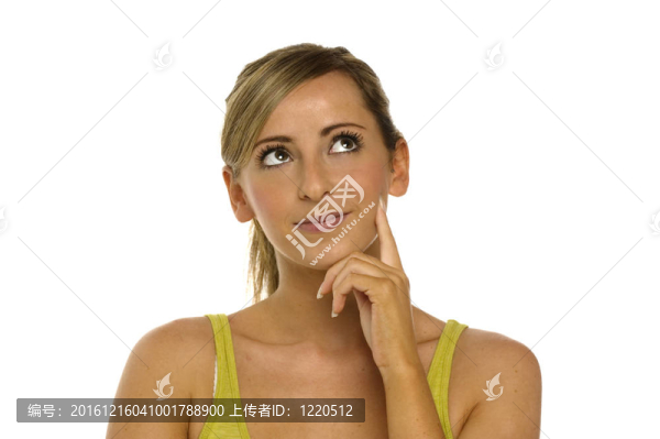 白人背景下孤立的年輕女子