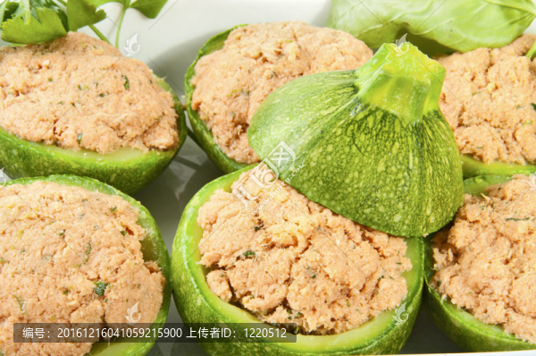 圓南瓜塞滿面包和金槍魚