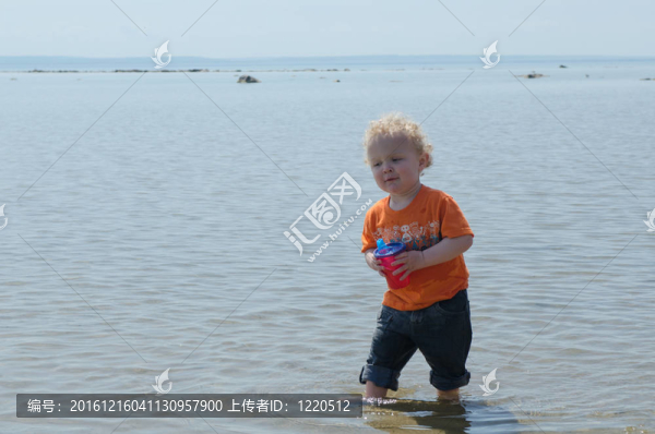 Boy,Chillin在海灘上