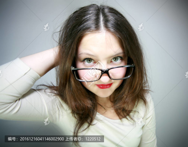 在眼鏡的魅力女孩