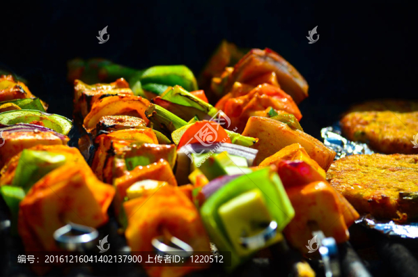 烤蔬菜和肉餅