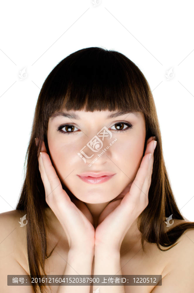 美麗的黑發(fā)女人觸摸她的臉