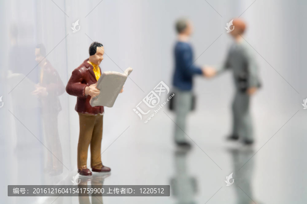 男人看報(bào)紙