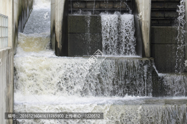 泄洪道水力艙壁