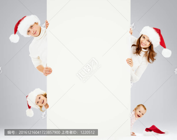 幸福的家庭在Santa的帽子。這是很好的圣誕廣告