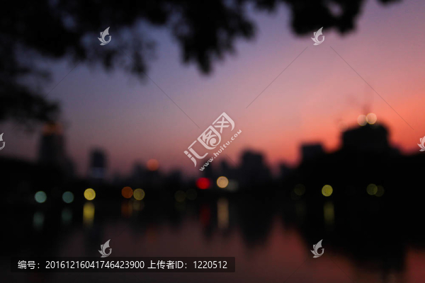 城市倒映在水中