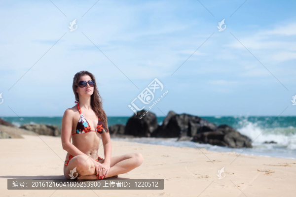女人穿著泳衣