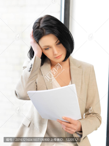 冷靜女人與文件
