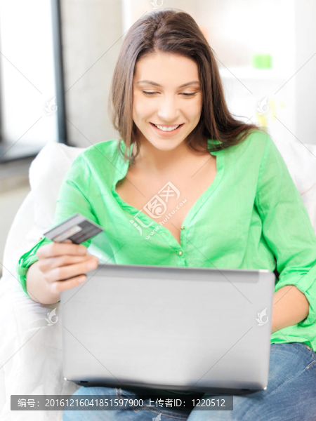 快樂的女人與筆記本電腦和信用卡
