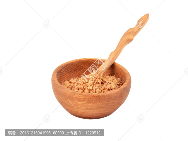 蕎麥碗在一個木碗；白色背景隔離