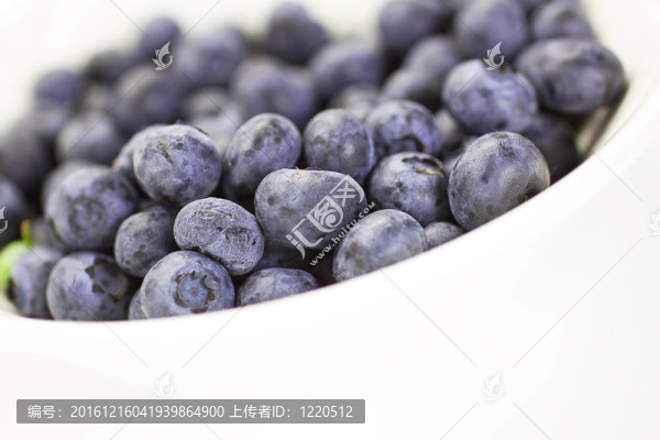 在一碗藍莓；特寫