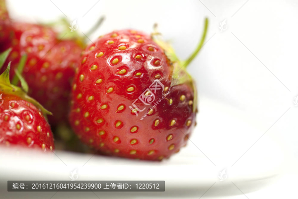 在plate_closeup草莓