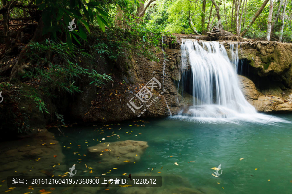 瀑布在Kanchanaburi??；泰國國家公園；