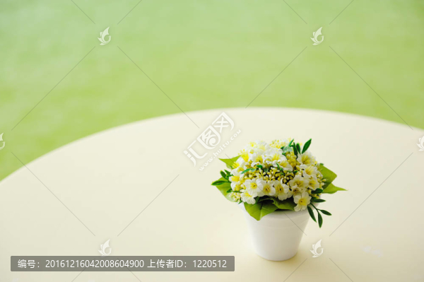 復(fù)古復(fù)古花在桌子上的綠色背景