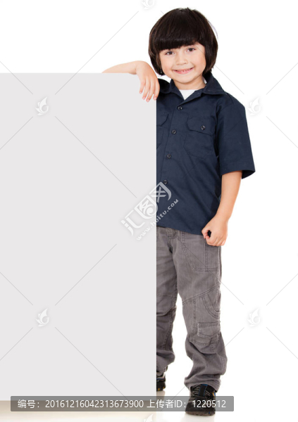 拿著旗幟的男孩
