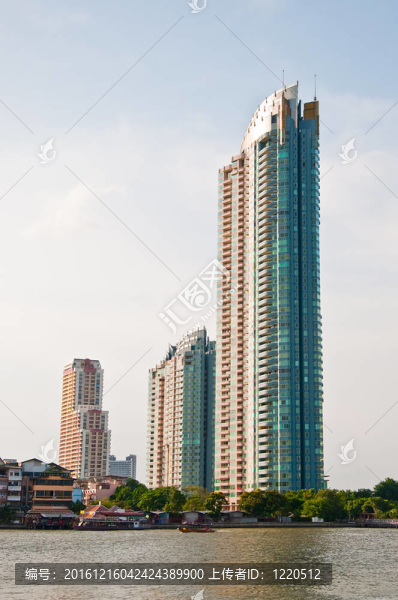 沿著河邊的現(xiàn)代化建筑