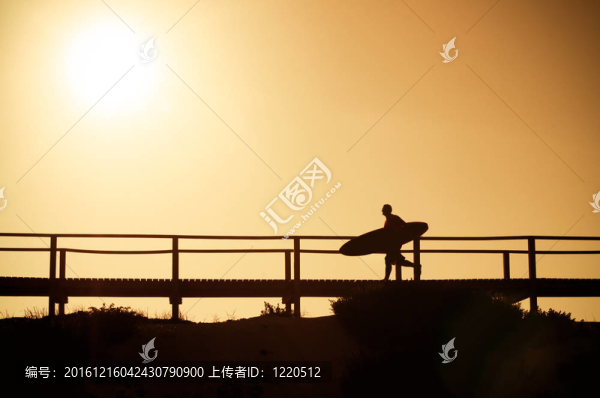 跑去海灘沖浪