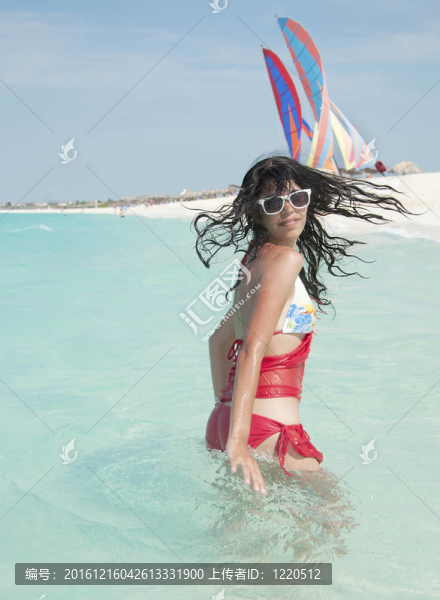 海灘上的拉丁少年